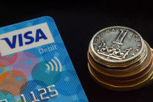 Kreditkarten lassen sich weltweit zum Bezahlen oder für Barabhebungen von einem Geldautomaten einsetzen