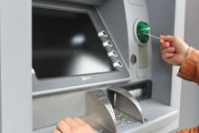 Bei der Bargeldabhebung im Ausland können vor Ort zusätzliche Gebühren durch die lokale Bank entstehen